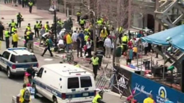 Veículos de emergência foram acionados para socorrer vítimas de explosões em Boston