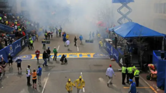 برگزار کنندگان مسابقه علت انفجار را بمبگذاری اعلام کرده اند، اما پلیس بوستون هنوز رسما این موضوع را تایید نکرده است