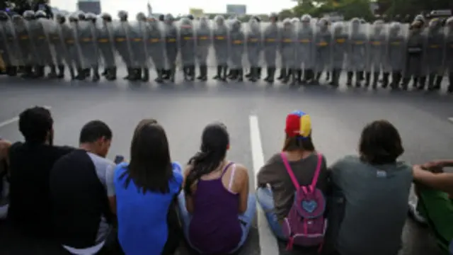 País viveu um dia de retórica inflamada, com protestos e troca de acusações