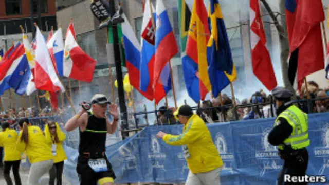Participantes de maratona reagem a explosão (foto: Reuters)