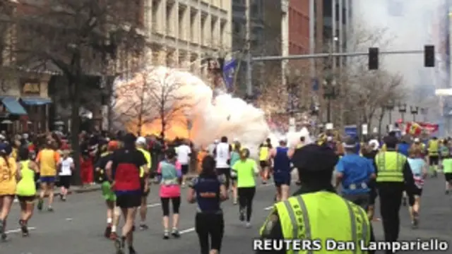 هر دو انفجار در نزدیکی خط پایان مسابقه روی داد