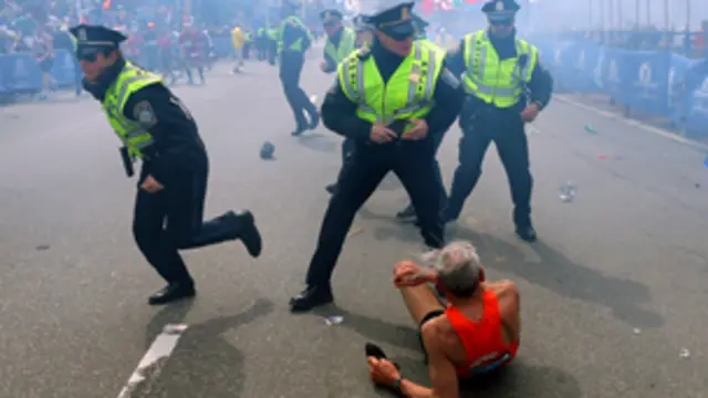  میراتھن ریس کی اختتامی لائن کے قریب ہوا جہاں ہزاروں افراد موجود تھے