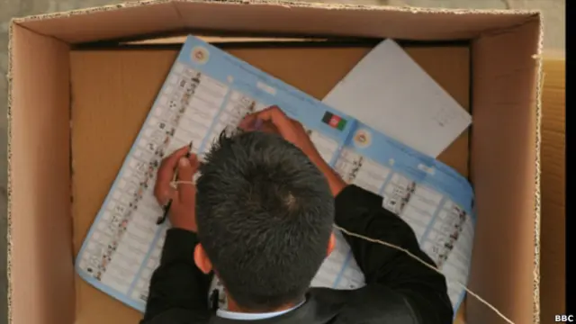 سیستم پیشنهادی کمیسیون امور تقنینی پارلمان افغانستان سیستم مختلط انتخاباتی در این کشور است.