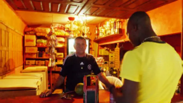 Francisco Jerônimo, comerciantebetnacional deposito minimoBrasileia, que atende a haitianos diariamente