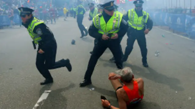 Corredor caído em maratona de Boston | Foto: AP