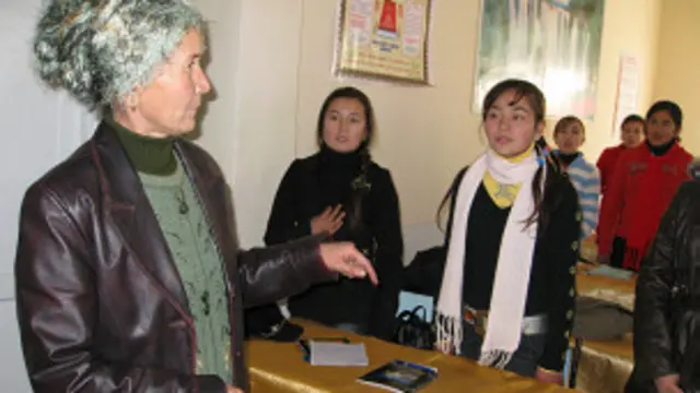 Сўғддаги ўзбек мактабларида ўзбекча дарсликлар муаммо, дейишади