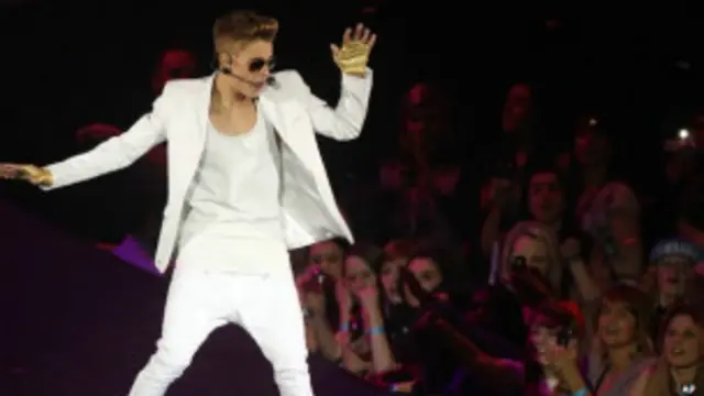 Justin Bieber cantando