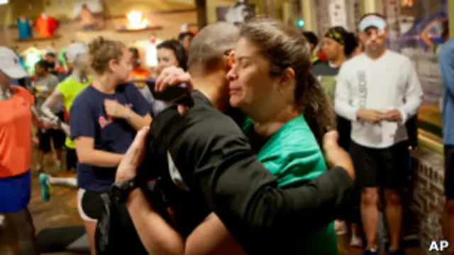 Dos personas abrazadas