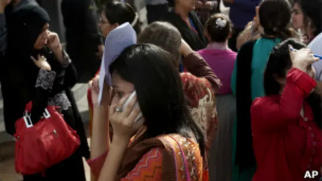 Люди в Карачи после землетрясения