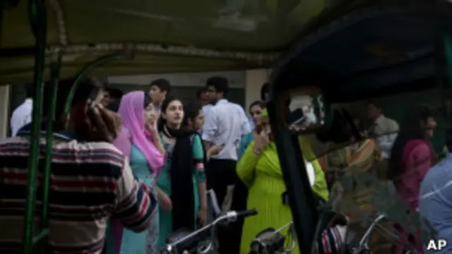 Warga Pakistan merasakan guncangan gempa Iran