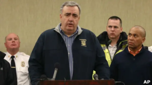O chefe de Polícia de Boston, Ed Davis, durante coletiva (AP)