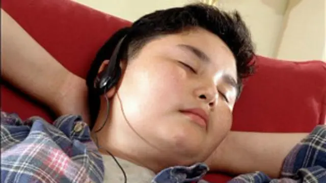 Chico escuchando música