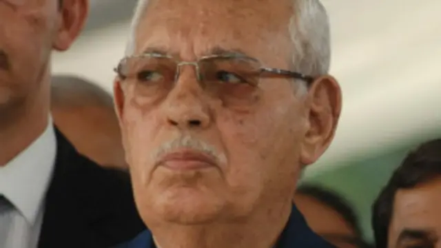 عين علي كافي عام 1992 عضوا في المجلس الأعلى للدولة في الجزائر الذي حكم البلاد بعد إلغاء الانتخابات البرلمانية عام 1992.