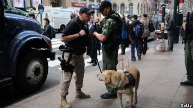 Các điều tra viên làm việc tại hiện trường