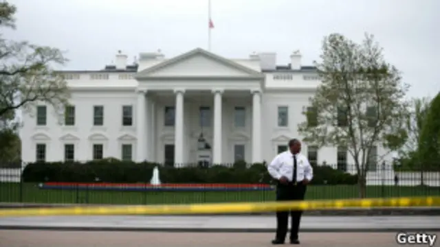 Un funcionario frente a la Casa Blanca