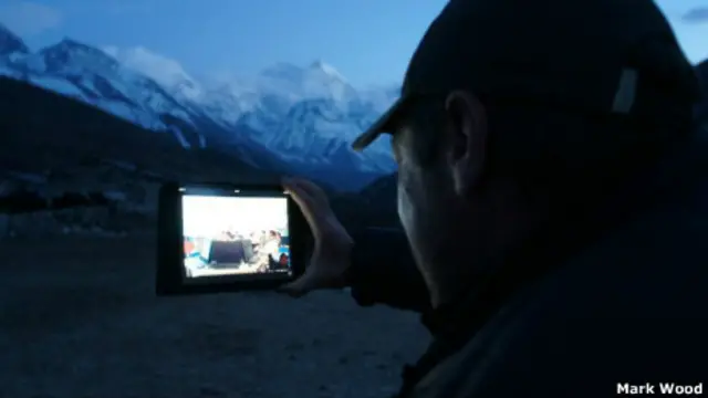 Mark Wood hace una conexión por Skype desde Nepal