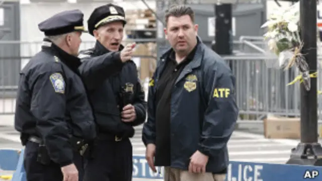 Forças de segurança em Boston (foto: AP)