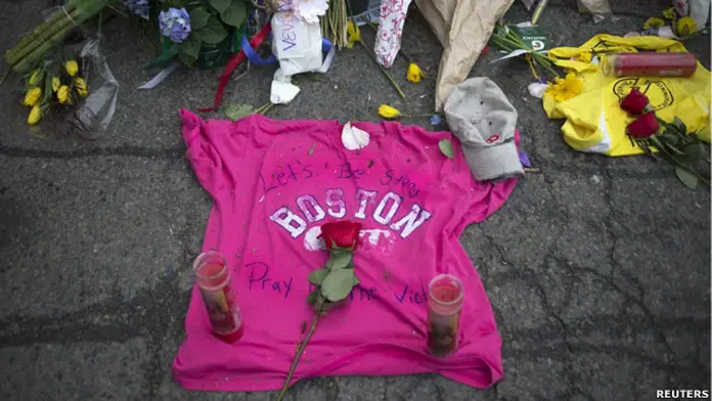 बॉस्टन धमाकों के पीड़ितों के साथ लोग एकजुटता दिखा रहे हैं