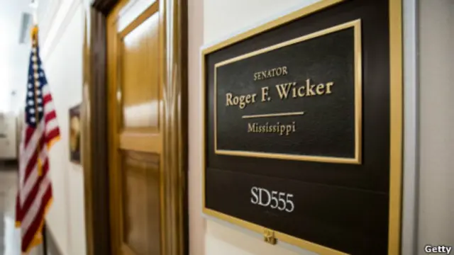 دلیل فرستاده شدن نامه به آدرس سناتور ویکر نیز هنوز معلوم نشده است.