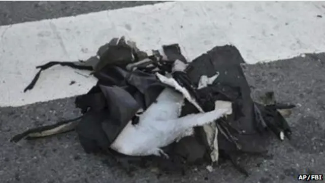 این تصاویر باقی مانده یک کوله پشتی تیره رنگ و بقایای چیزی که به نظر یک زودپز می آید را نشان می دهد.