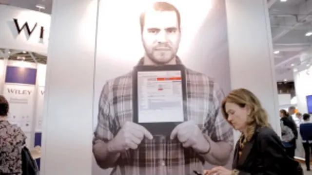 دلته هغو بوډاگانو او معذورو لپاره چې د سترگو ديد يې کم شي، کتابونه په غږ کې ثبت شوي.