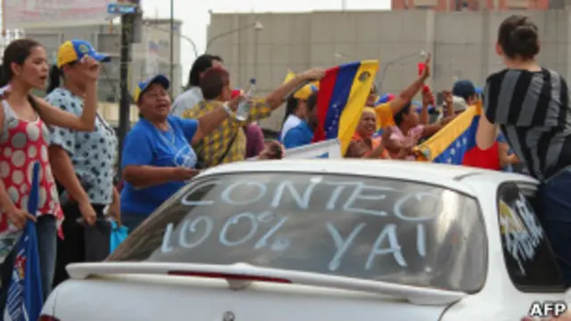Un carro que tiene escrito: "Reconteo ya"
