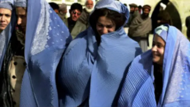 د یوې افغانې ښځینه ډاکټرې له خولې ده چې وايي ناروغه مېرمنې ورته هله راوړل کېږي چې کله يې د خپل خواږه وجود ډېر څه له لاسه ورکړي وي او ایله څو شېبې يې مرګ ته پاتې وي.