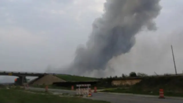 Khói bốc lên từ hiện trường vụ nổ