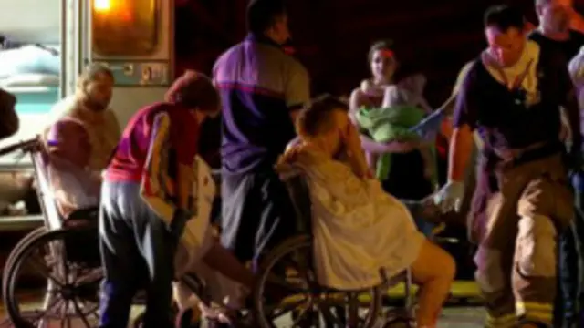 Os feridos foram atendidos em um campo de futebol da escola local