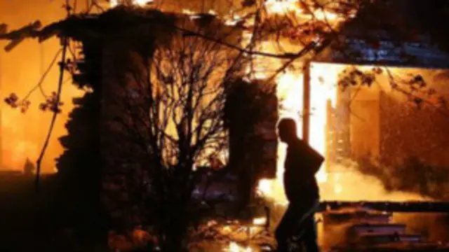 O incêndio acabou atingindo outros prédios