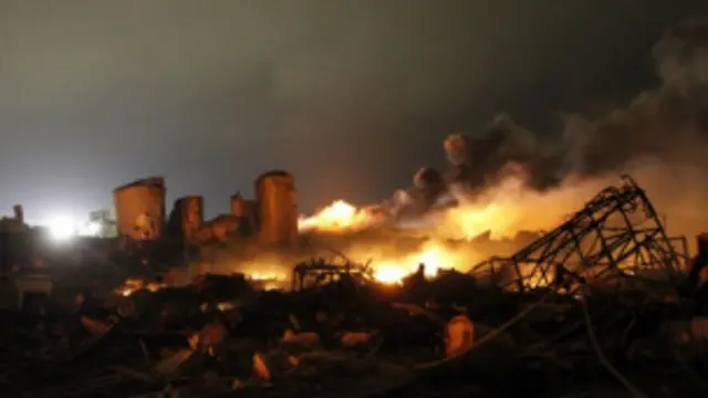 Đống điêu tàn của nhà máy hóa chất