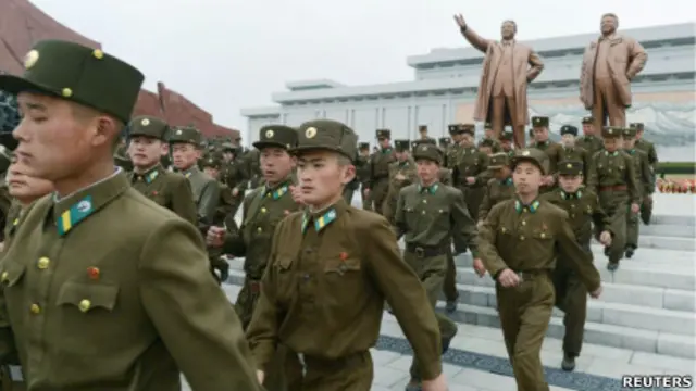 Binh sỹ Bắc Hàn viếng tượng đài Kim Il-sung