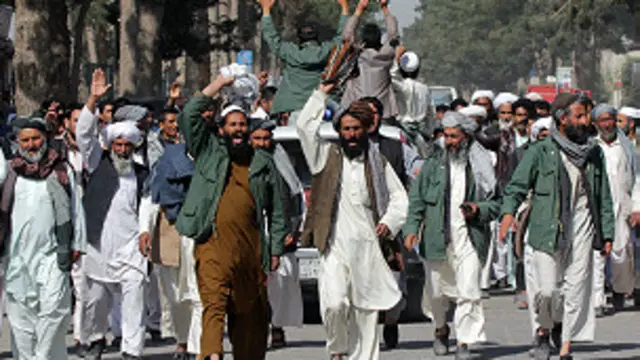 معترضان در شعارهای خود ایران و رهبران آن را محکوم میکردند و خواهان دخالت سازمان ملل متحد برای تحقیق در این مورد شدند.