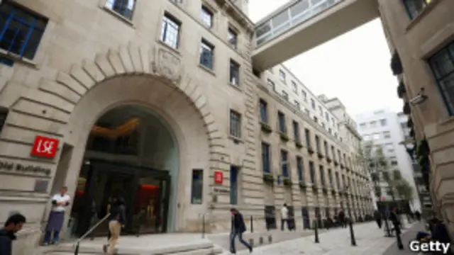 伦敦经济学院校长克雷格·卡尔霍恩的年薪达到460,000英镑。