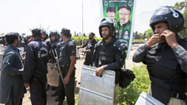 پرویز مشرف کو سکیورٹی کے حصار میں واپس بُلٹ پروف گاڑی میں بٹھایا گیا