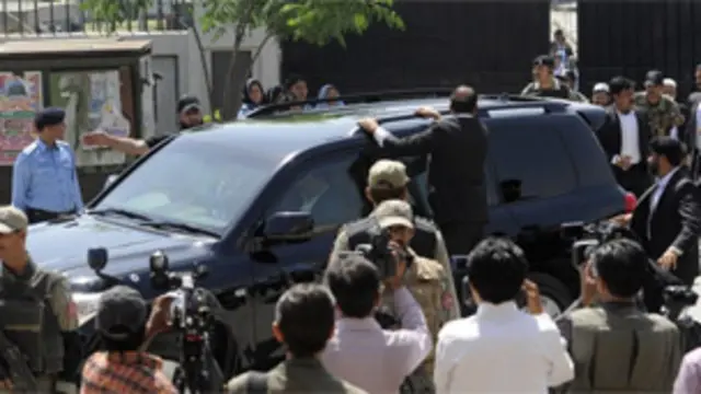 سابق صدر پرویز مشرف کئی مقدمات میں اشتہاری ہیں