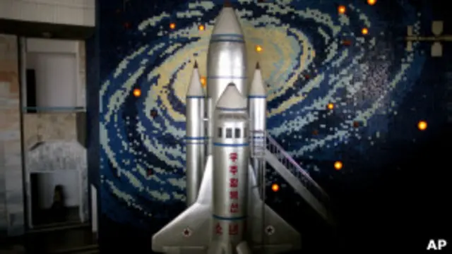 ماکت شاتل فضایی که در سالن کاخ کودکان مانگ یونگ دا در پیونگ یانگ قرار دارد