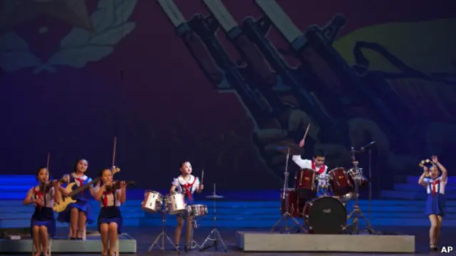 اجرای مراسم در کاخ کودکان مانگ یونگ دا در پیونگ یانگ 