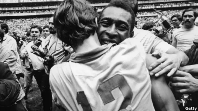 Pelé abraza al arquero Ado 