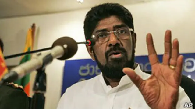 මාධ්යවේදීන් ජනාධිපතිවරයා සමඟ තේ පානය කිරීමේ වරද කුමක්දැයි ඇමතිවරයා ප්රශ්න කරයි.