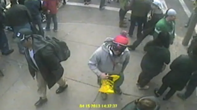 बोस्टन धमाकों के संदिग्ध जिन्होंने बेसबॉल टोपी पहनी है और पीठ पर रकसैक रखा है.