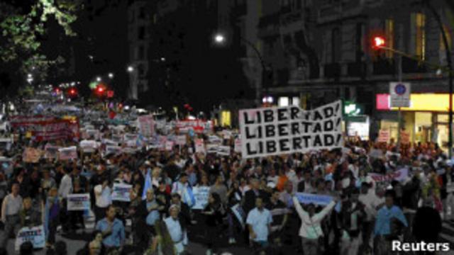 Argentinos fazem protesto contra governo (foto: Reuters)