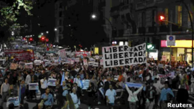 Argentinos fazem protesto contra governo (foto: Reuters)