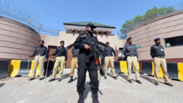 هر جنرال د څو مياشتو لپاره راغلى وي خو بيا د لسو/ دولسو کالو پورې پاتې شوى دى.