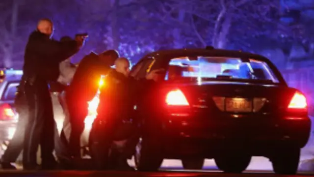 Polícia cerca carro (foto: Getty)