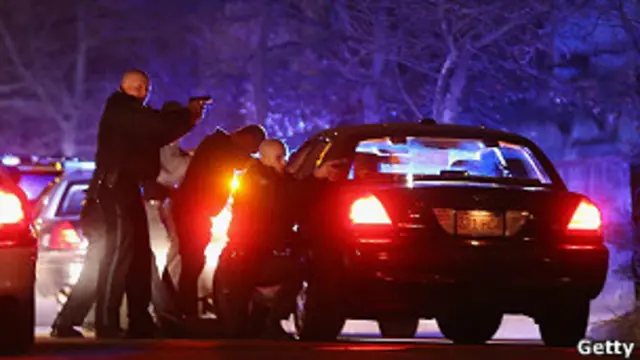 Operação policial em Watertown (foto: Getty)