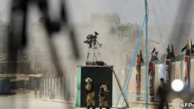 در سال ۱۳۸۷ بر اثر حمله افراد مسلح مراسم هشتم ثور ناتمام ماند و حامد کرزی از این حمله جان سالم بدر برد.