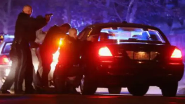 Các nhân chứng có mặt trong khu vực nói họ nghe thấy tiếng đọ súng và tiếng nổ.