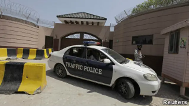 اوس پاکستاني پولیس د پروېز مشرف په قضیه کې د هغه پرضد د ترهګرۍ تورونه لګوي، چې د اسلام اباد د عالي محکمې مشر قاضي شوکت عزیز صدیقي یې امر کړی و.