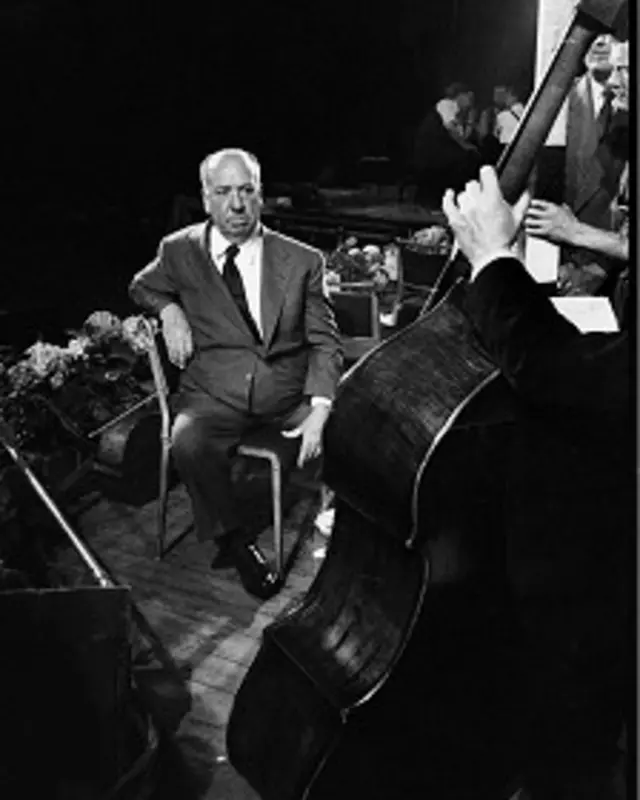 آلفرد هیچکاک در حال شنیدن موسیقی یکی از فیلمهایش